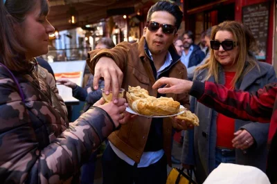 Découvrez madrid autrement : dégustez du jamón dans une cave centenaire, savourez des sandwichs calamars et du vin de rioja. cinq étapes gourmandes avec un guide local.