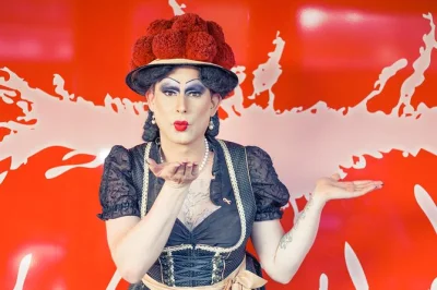 Erlebe freiburg mit betty bbq, der drag-queen-ikone der stadt. lachen, spannende geschichten und eine mitreißende travesty-show – inklusive stadtführung und spaziergang.