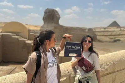 Pyramides et grand musée égyptien depuis le port d’Alexandrie