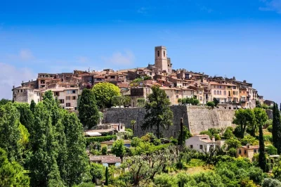 Descubre el encanto de cannes, siente los aromas de grasse y pasea por el pueblo medieval de saint paul de vence en esta excursión desde niza en grupo reducido.