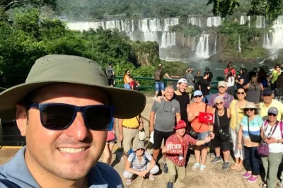 Descubre las pasarelas argentinas y cruza a brasil para vistas panorámicas únicas de las cataratas del iguazú. guía privado, transporte con aire acondicionado y paso rápido en la frontera incluid