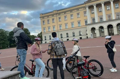 Siente el pulso de oslo en un tour en e-bike, pasando por el parque de esculturas vigeland, la Ópera y barrios con encanto, acompañado de un guía local y casco incluido.