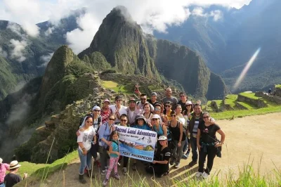 Explora el valle sagrado y machu picchu en 2 días. incluye tren, hotel, visitas guiadas, entradas y almuerzo. visita al amanecer en machu picchu.