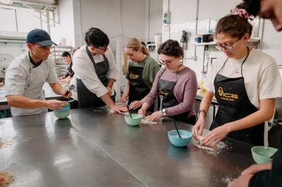 Erlebe rom im konditoratelier: lerne gelato, tiramisu & cannoli mit lokalen profis zu machen. alle zutaten, rezepte und leckereien zum mitnehmen inklusive.