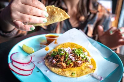 Descubre los food carts de portland: prueba sabores del mundo, conoce gente local y termina con una cerveza artesanal. todo incluido con guía local.