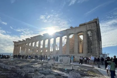Descubre 2.500 años de historia en atenas con un tour privado: acrópolis, Ágora, paseos por plaka y el cambio de guardia en syntagma. incluye recogida y pausa para almuerzo flexible.