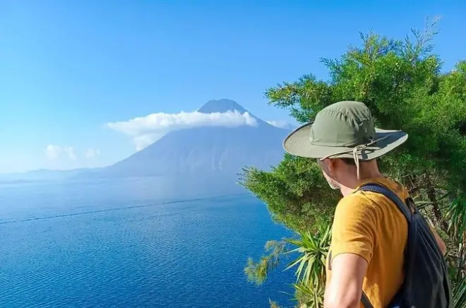 Sendero maya de Santa Cruz a Tz'ununa con vistas al lago