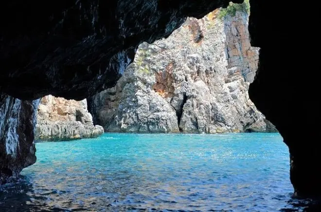 Desde Kotor, barco privado a la cueva azul para nadar en agua luminosa