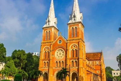 Entdecken sie die highlights von ho-chi-minh-stadt mit privatem auto und rikscha. besuchen sie den wiedervereinigungspalast, die notre-dame-kathedrale, das kriegsmuseum und genießen sie ein nudelgeri