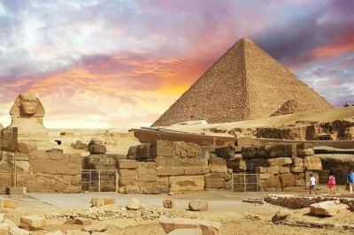 Découvrez les pyramides de gizeh, admirez le sphinx de près et explorez les trésors du musée Égyptien, avec prise en charge à l’hôtel, guide égyptologue et déjeuner inclus.