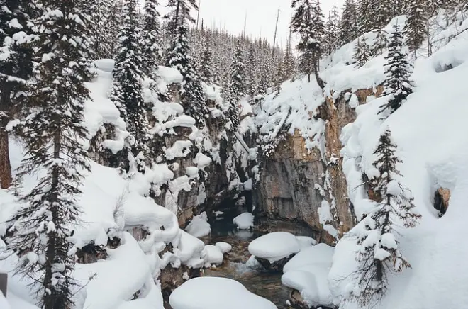 Wintertour Johnston- und Marble-Canyon ab Canmore