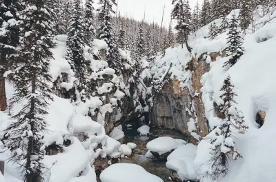 Wintertour Johnston- und Marble-Canyon ab Canmore