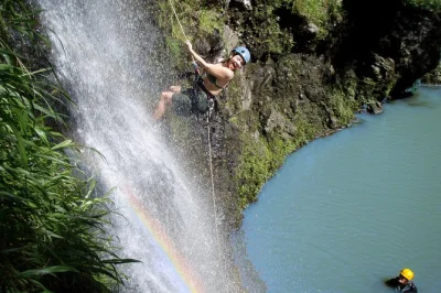 Erlebe das adrenalin beim abseilen an mauis wasserfällen im privaten regenwald, wandere durch den dschungel und schwimme in klaren naturpools. inklusive ausrüstung, snacks und erfahrenen guides.