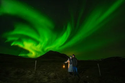 Descubre la magia de las auroras boreales en islandia con un tour en grupo pequeño desde reykjavik, con fotos profesionales, trajes térmicos, snacks locales y opción de repetir si no las ves.