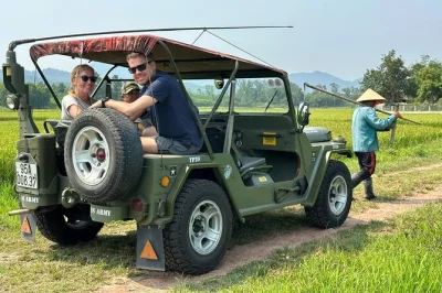 Découvrez hoi an et ses villages paisibles : fabriquez des galettes de riz sur l’île de cam kim, roulez des bâtons d’encens avec les locaux, et naviguez en panier bateau sous les cocotiers. exc