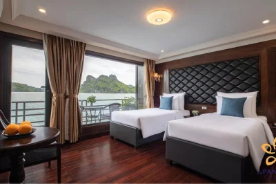 Erwache zwischen den kalksteinfelsen der halong bay, paddle durch die ruhigen gewässer der lan ha bay, lerne frühlingsrollen zu rollen und entspanne auf deinem eigenen balkon. abholung im altstadtvi