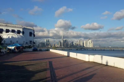 Vivi panama city con una guida locale: passeggia per casco viejo, osserva le chiuse di miraflores in azione e respira la brezza sulla amador causeway. include il trasferimento.