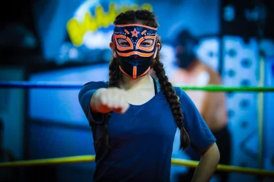 Vive la emoción de la lucha libre en ciudad de méxico, disfruta tacos y mezcal auténticos, y únete a los locales en una noche inolvidable con máscara, cena, bebidas y entrada a la arena.