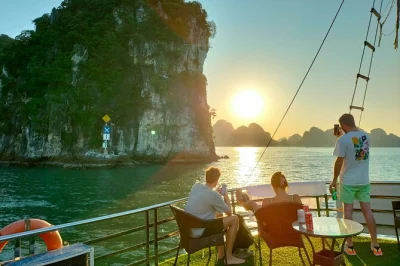 Halong bucht tagestour mit höhlenbesuch, kajak fahren, aussicht auf titop insel und frischem meeresfrüchte-buffet. inklusive abholung in hanoi und lokalem guide.