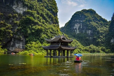 Entfliehe dem trubel hanois und entdecke ninh binh mit seinen kalksteinhöhlen, der alten hauptstadt hoa lu, einer bootsfahrt und dem aufstieg zur mua höhle – inklusive mittagessen und abholung.