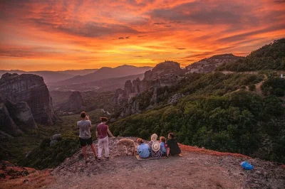 Descubre el silencio de los monasterios de meteora al atardecer, haz senderismo o tour en minibús por la mañana y relájate en un hotel seleccionado—incluye traslados y desayuno.