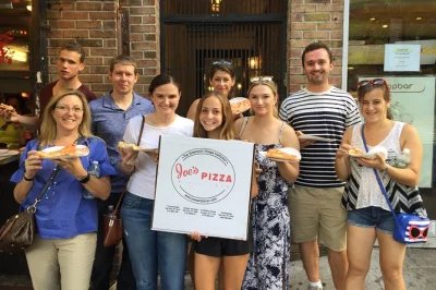 Entdecke new yorks west village bei einer tour mit pizza, bagels, cannoli & mehr. inklusive mittagessen, sechs stopps und spannende geschichten von einem lokalen guide. rollstuhlgerecht.