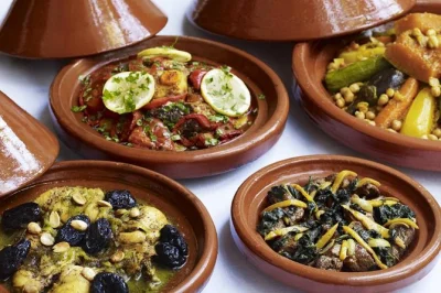 Participe de uma aula de culinária em fes com um chef local, faça compras no mercado da medina e prepare pratos marroquinos como tagine e cuscuz. traslado do hotel incluído.