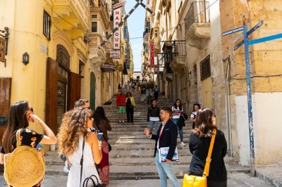 Valletta entdecken: geschichte, maltesische pastizzi probieren und versteckte gassen auf einer geführten tour erleben. ideal für feinschmecker und kulturliebhaber.