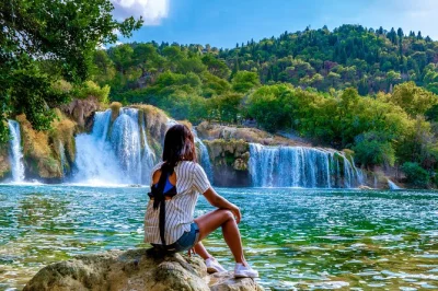 Descubre las cascadas de krka, navega en barco y disfruta de una cata de vino local en una excursión desde split con entradas y recogida incluida. reserva ya tu plaza.
