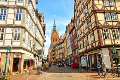 City walk through Hanover: Medieval old town and Leineschloss