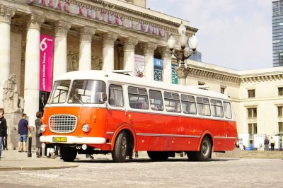 Erlebe warschaus geschichte im originalen 80er-jelcz-bus mit hotelabholung, live-guide, spaziergängen durch die altstadt und getränken – geschichte wird lebendig.
