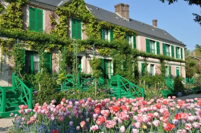 Découvrez les jardins de monet à giverny et le somptueux château de versailles lors d’une excursion en petit groupe depuis paris, avec déjeuner au bord de l’eau et visites guidées incluses.