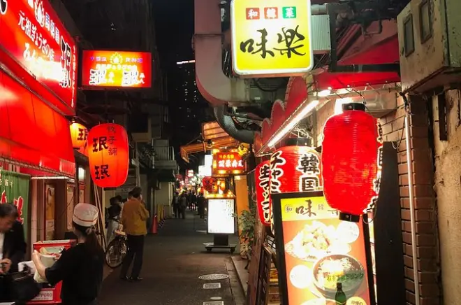 Tour por bares locales ocultos en Kobe: 3 bares con guía