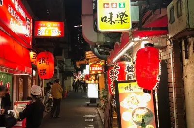 Tour dei bar nascosti a Kobe: 3 locali con guida