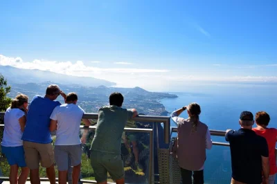 Découvrez câmara de lobos et ses bateaux de pêche, flânez autour des piscines volcaniques de porto moniz et marchez sur la passerelle en verre de cabo girão. prise en charge et frais inclus pour 