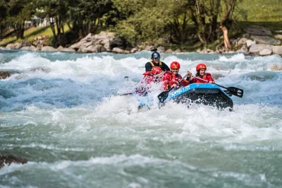 Erlebe die längste rafting-tour auf dem noce river im val di sole mit erfahrenen guides, kompletter ausrüstung und entspanne danach am privaten seepark. inklusive privatem transport.