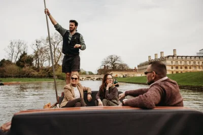 Descubre cambridge desde el río en un tour en punt compartido. navega bajo nueve puentes y pasa por los emblemáticos college backs mientras un guía local te cuenta historias únicas. reserva online
