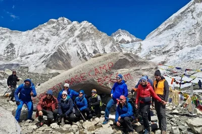 Découvrez le camp de base de l’everest avec un trek guidé et un retour en hélicoptère. séjour à katmandou, permis inclus, et dîner népalais d’adieu. réservez vite !