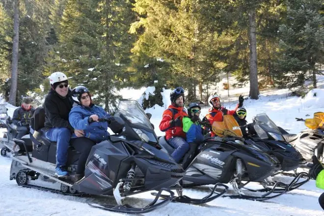 Balades en motoneige à Borovets : Sorties guidées en forêt