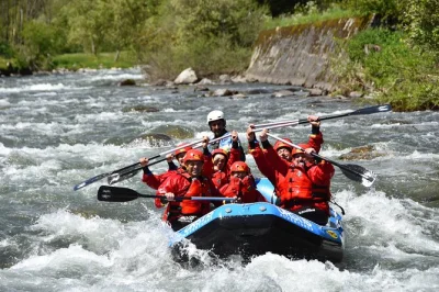 Erlebe das rafting-abenteuer auf dem noce im val di sole, trentino. familienfreundlich mit privatem transfer, erfahrenen guides und kompletter ausrüstung für einen entspannten tag.