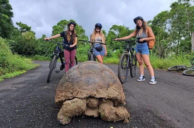 Santa Cruz in bici e a piedi tra tartarughe giganti e tunnel lava