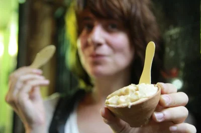 Acompaña a un local por los callejones de kolkata, prueba su famosa comida callejera y descubre historias únicas. incluye snacks, postres y fotos dslr—reserva ya.