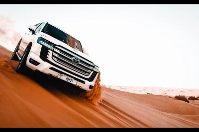 Scopri l’aria fresca del mattino sulle dune rosse di dubai con quad, sandboarding e un giro in cammello—include pick-up, bevande e guide locali per un’autentica avventura nel deserto.