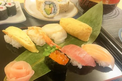 Vivez tokyo autrement avec un atelier sushi pratique. apprenez nigiri, maki et inari avec des chefs locaux, puis dégustez vos créations. recettes et ingrédients inclus.