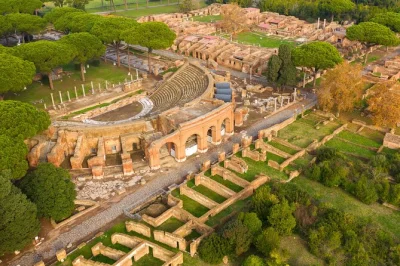 Explore as ruas antigas de ostia antica em um passeio de um dia saindo de roma, com bilhetes de trem ida e volta, guia especializado e entrada incluída.