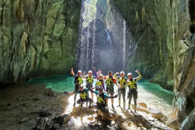 Canyoning à Matacanes : 27 sauts, rappels et toboggans naturels