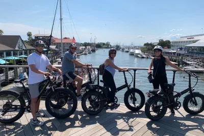 Scopri la brezza in un tour guidato in ebike da charleston a shem creek e sullivan’s island. avvista i delfini, pedala sui sentieri tra le paludi e ascolta storie locali—bici e casco inclusi.