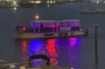 Disfruta la brisa sobre las aguas esmeralda de destin, avista delfines de cerca y deja que los niños tomen el timón bajo la mirada atenta del capitán daniel. incluye equipo de seguridad y baño a b