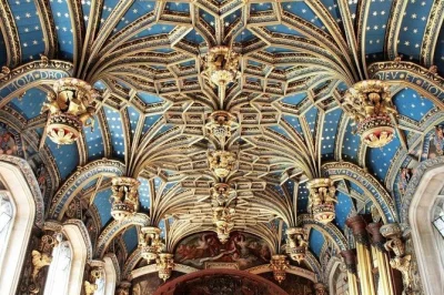 Descubre hampton court palace con una historiadora tudor, visita el gran salón y la galería embrujada, y escucha historias inéditas. horarios flexibles y ritmo familiar.