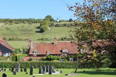 Descubre los pueblos reales de midsomer murders en una excursión guiada desde londres, visitando pubs acogedores, iglesias antiguas y los escenarios de la serie. transporte incluido.